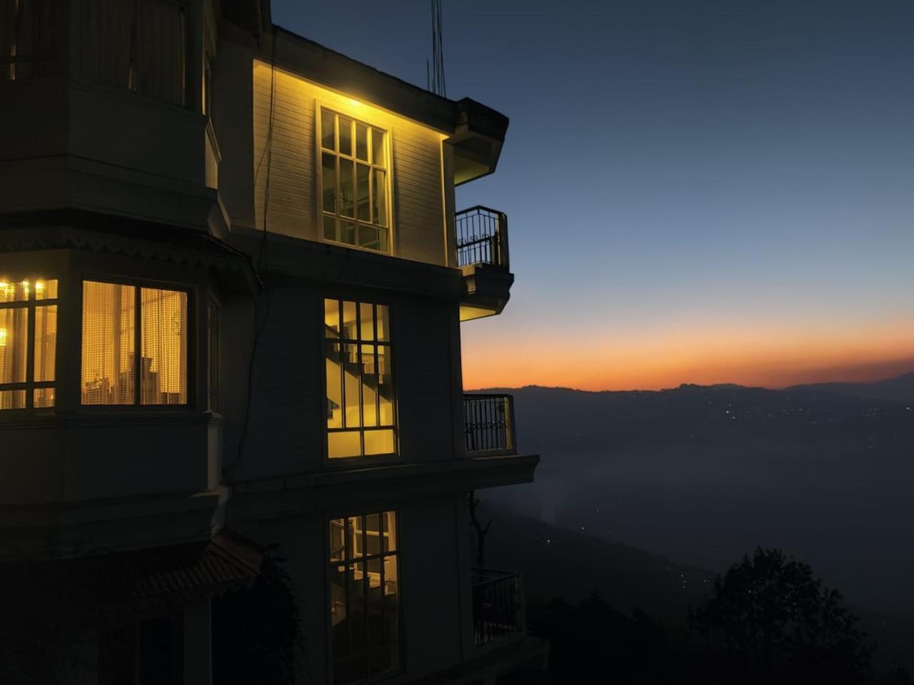 ホテル Lamahatta Residency ダージリン エクステリア 写真